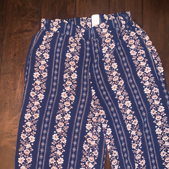 Wide leg patterned pants! - Picture 2 of 3